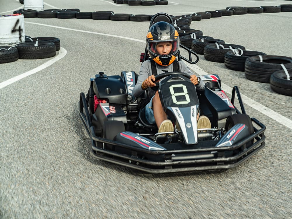 Dziecięcy gokart RIMO na torze dla początkujących