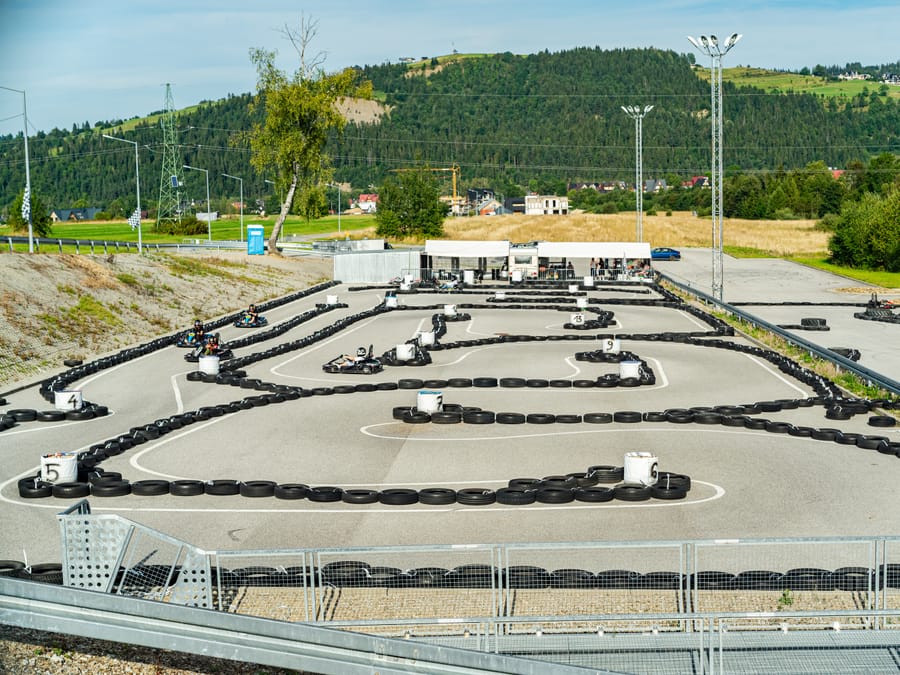 Tor zaawansowany z gokartami na trasie